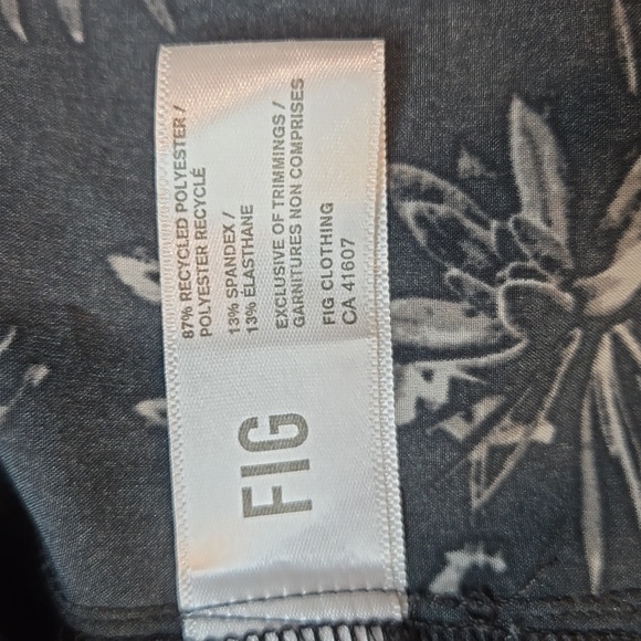 Fig Clothing black & grey floral sleeveless V-neck blouse top, size small - Picture 9 of 10